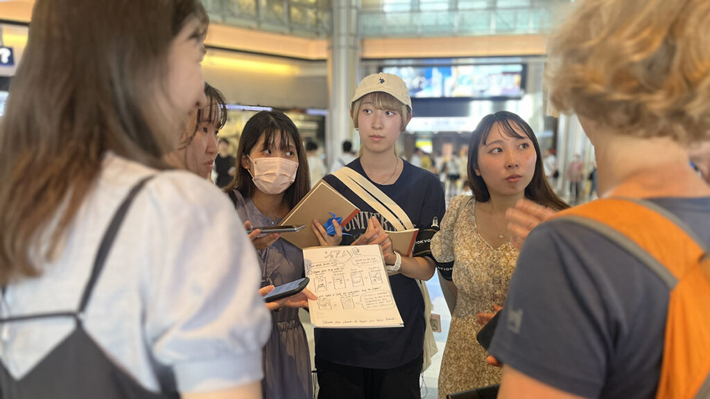 東京駅構内でのユーザーインタビューの様子 1